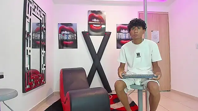 Snapshot of LONDON_BOYS1 chatting on September 18, 7:11 am LONDON BOYS1 online show from September 18, 7:11 am