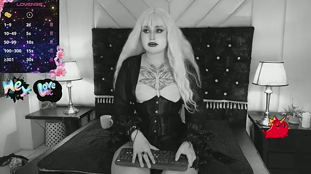 Snapshot of Madamexravenx chatting on September 16, 8:21 pm Madamexravenx online show from September 16, 8:21 pm
