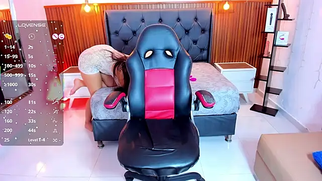 Snapshot of ladymercury1 chatting on January 6, 7:18 pm ladymercury1 online show from January 6, 7:18 pm