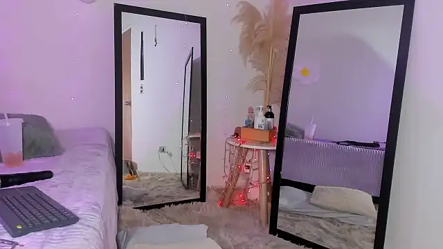 Naomi Flame online show from September 23, 7:10 pm
