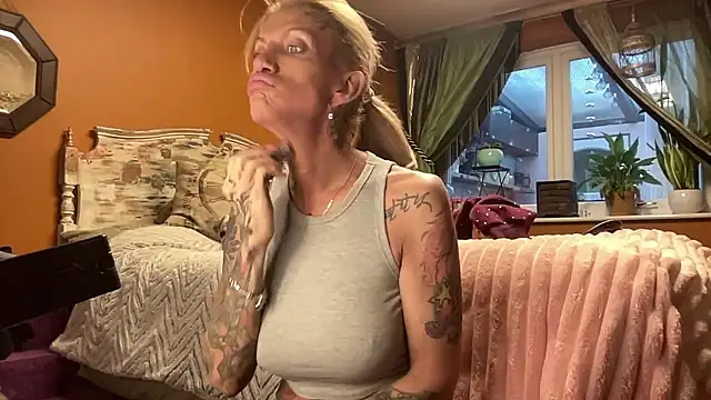 Snapshot of xl_uk_top_trans chatting on January 12, 8:54 am xl uk top trans online show from January 12, 8:54 am