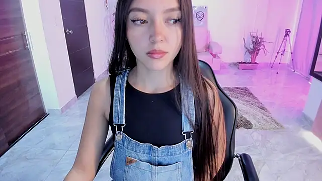 Snapshot of bella_fox_1 chatting on July 1, 1:33 pm bella fox 1 online show from July 1, 1:33 pm
