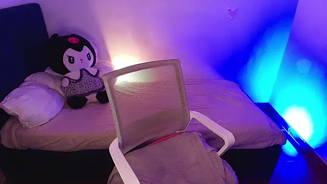 annie-russel online show from February 4, 9:26 am