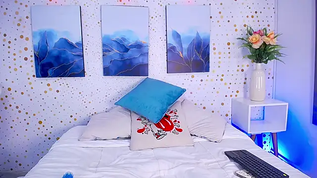 Emily Vaughan online show from November 8, 3:32 am