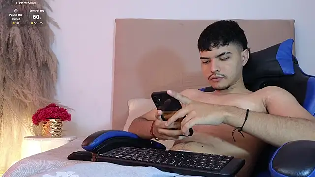 Snapshot of Snowlann chatting on November 11, 11:49 am Snowlann online show from November 11, 11:49 am