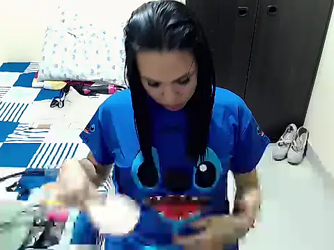 Snapshot of missblu chatting on October 8, 2:13 am missblu online show from October 8, 2:13 am