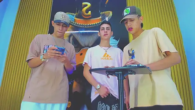 Snapshot of Dante_Brown1_ chatting on December 4, 4:44 am Dante Brown1 online show from December 4, 4:44 am