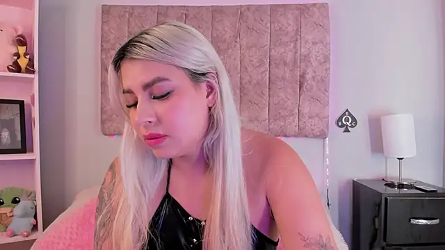 Snapshot of naomi_sanz chatting on February 21, 4:03 am naomi sanz online show from February 21, 4:03 am