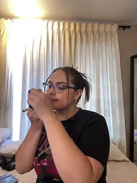 Tayler Kim online show from April 3, 6:25 pm