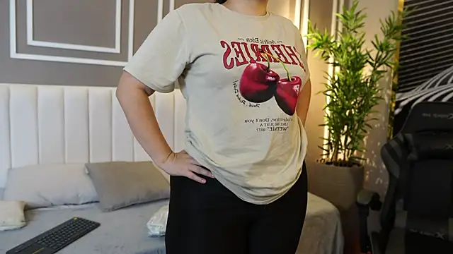 Tayler Kim online show from November 11, 6:25 pm