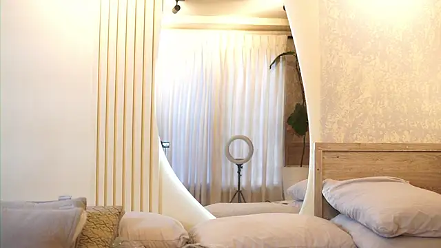 Tayler Kim online show from November 8, 7:28 pm