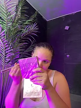 Tayler Kim online show from April 5, 5:41 pm