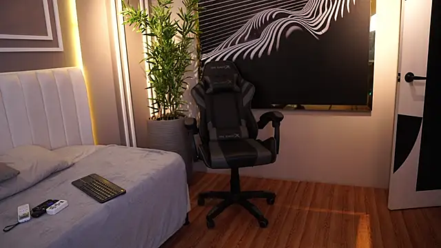 Tayler Kim online show from November 20, 7:03 pm