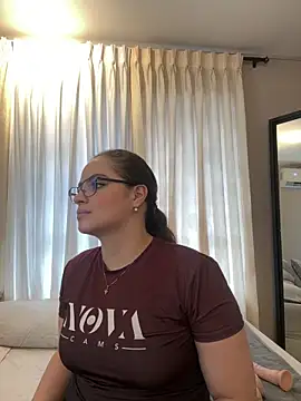 Tayler Kim online show from April 8, 6:53 pm