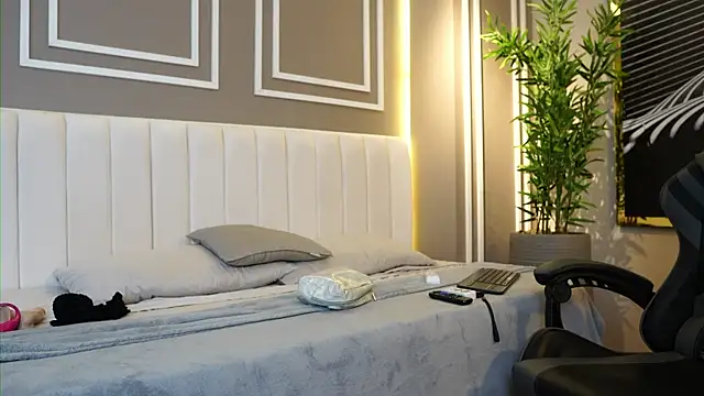 Tayler Kim online show from November 12, 6:34 pm