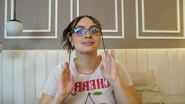 Tayler Kim online show from November 16, 5:17 pm