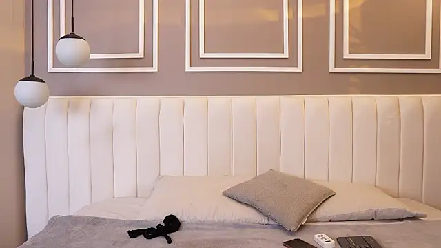 Tayler Kim online show from March 8, 4:21 pm