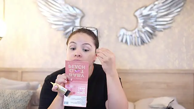 Tayler Kim online show from December 4, 4:39 pm