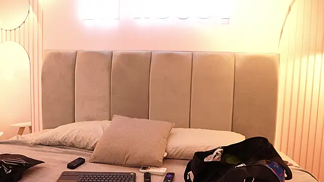 Tayler Kim online show from November 2, 4:01 pm