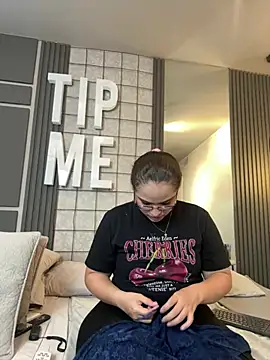 Tayler Kim online show from March 14, 6:47 pm