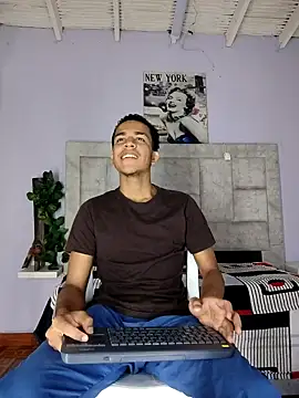 Snapshot of aston_xvera chatting on September 23, 3:46 am aston xvera online show from September 23, 3:46 am