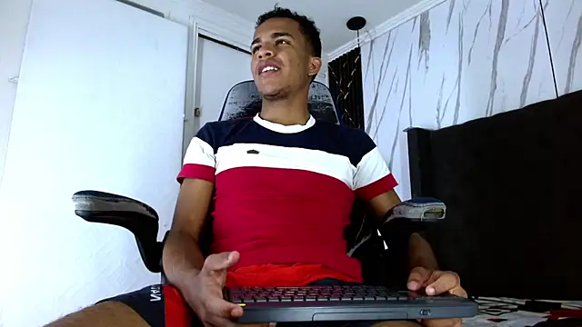 Snapshot of aston_xvera chatting on October 11, 3:29 am aston xvera online show from October 11, 3:29 am