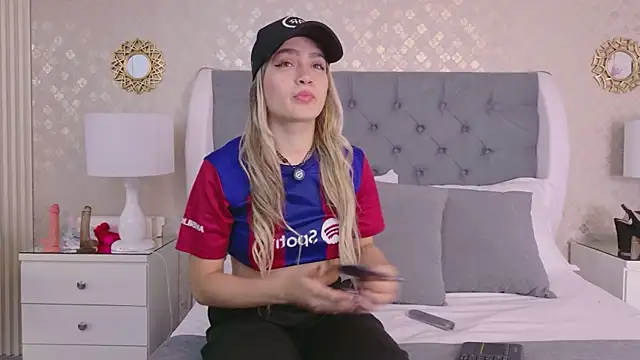 Snapshot of ZoeWilliis chatting on July 19, 10:45 am ZoeWilliis online show from July 19, 10:45 am