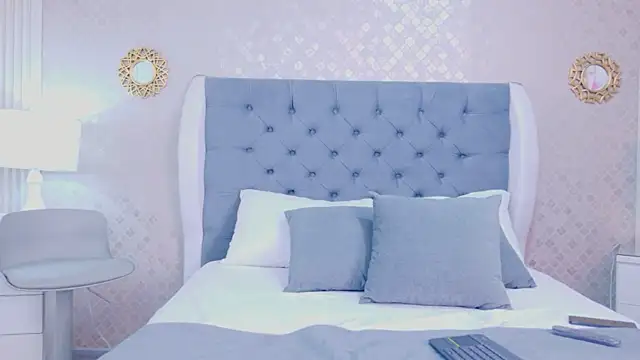 Snapshot of ZoeWilliis chatting on June 21, 11:05 am ZoeWilliis online show from June 21, 11:05 am