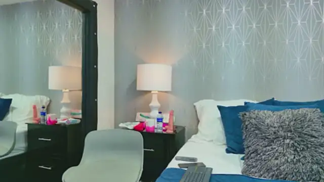 ZoeWilliis online show from April 7, 12:51 pm