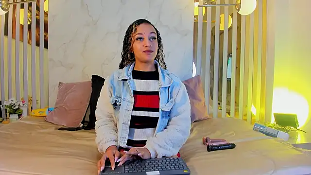 Snapshot of Melaniegh_ chatting on September 9, 11:19 am Melaniegh  online show from September 9, 11:19 am