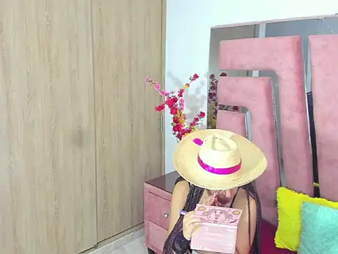 MaraKarly online show from October 31, 2:02 pm