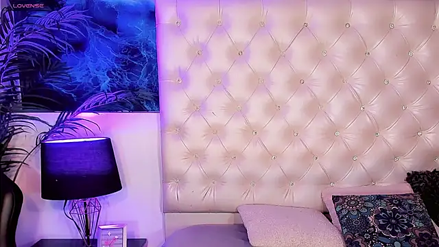 Valeria Swett  online show from May 26, 9:02 pm