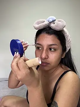  Chloe Smith online show from December 17, 2:55 pm