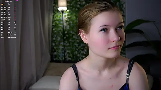 LynHillaire online show from March 10, 1:04 pm