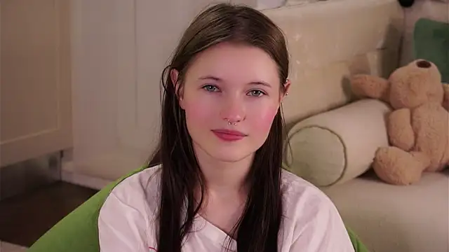 Snapshot of LynHillaire chatting on September 13, 11:10 am LynHillaire online show from September 13, 11:10 am