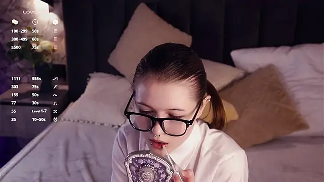 LynHillaire online show from April 9, 12:33 pm