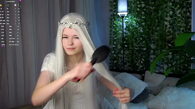 LynHillaire online show from March 12, 12:20 pm