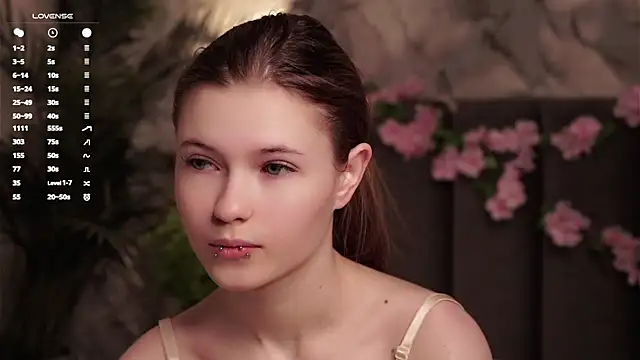 LynHillaire online show from May 23, 12:15 pm