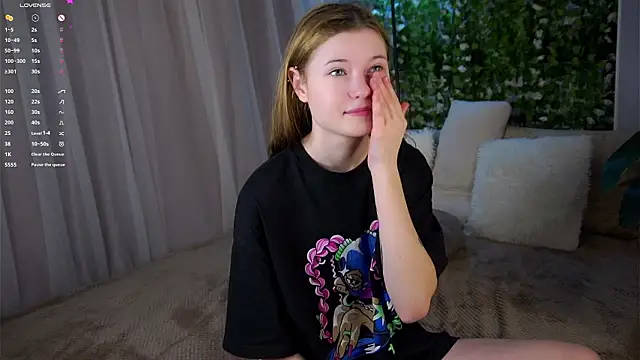 LynHillaire online show from March 5, 12:13 pm