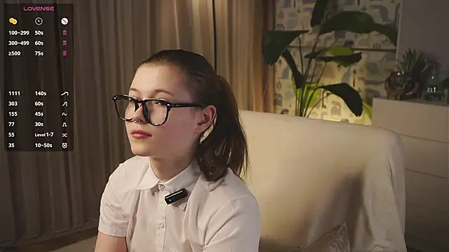 LynHillaire online show from April 3, 12:22 pm