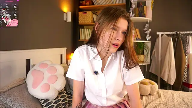 Snapshot of LynHillaire chatting on December 4, 11:09 am LynHillaire online show from December 4, 11:09 am