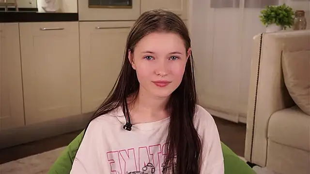 Snapshot of LynHillaire chatting on September 14, 11:10 am LynHillaire online show from September 14, 11:10 am