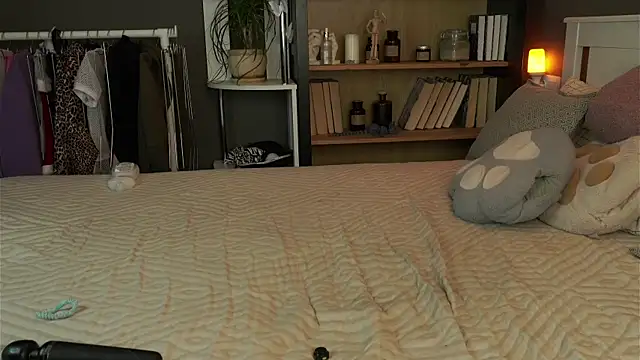 LynHillaire online show from February 9, 12:03 pm