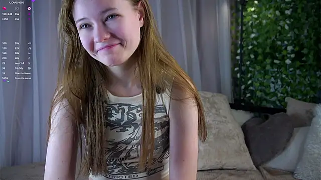 LynHillaire online show from February 26, 12:27 pm