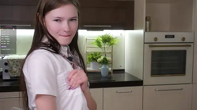 Snapshot of LynHillaire chatting on November 1, 10:20 am LynHillaire online show from November 1, 10:20 am