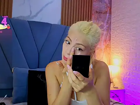 Snapshot of megganfoxxy chatting on September 22, 8:48 pm megganfoxxy online show from September 22, 8:48 pm