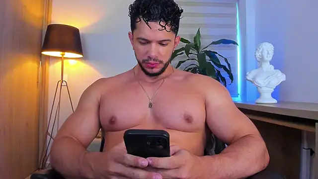 Snapshot of Erick_Thompsonx chatting on April 25, 8:50 pm Erick Thompsonx online show from April 25, 8:50 pm