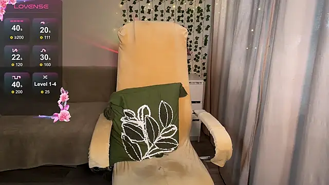 Snapshot of EmmyBell_ chatting on September 18, 11:24 am EmmyBell online show from September 18, 11:24 am