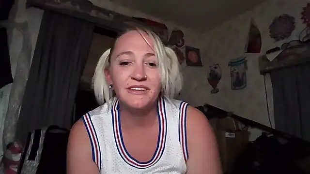 Snapshot of LyraShade89 chatting on October 7, 6:58 am LyraShade89 online show from October 7, 6:58 am