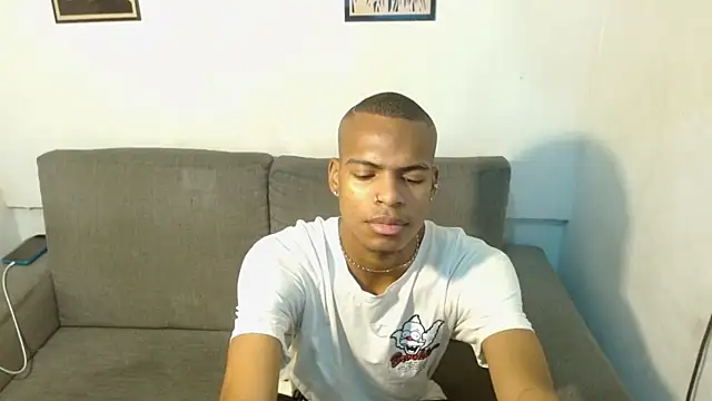 Snapshot of criss_zuri chatting on October 6, 11:55 am criss zuri online show from October 6, 11:55 am